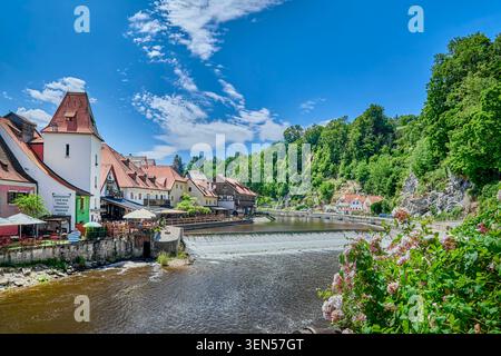 Le pont de Vltava sur la rivière Vltar, est un endroit serein et pittoresque qui relie le vieux centre-ville animé au côté plus calme de Cesky Krumlov Banque D'Images