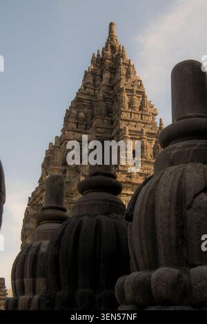 Temple de Prambanan à Yogyakarta indonésie. Patrimoine mondial de l'UNESCO en Indonésie. le plus grand temple hindou, ciel bleu, espace copie. Banque D'Images