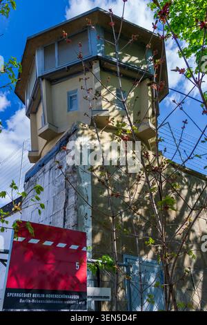 Tour de guet historique et mur de sécurité du Mémorial de Berlin-Hohenschönhausen, ancienne prison de la Stasi, Allemagne. Gedenkstätte Hohenschönhausen. Banque D'Images