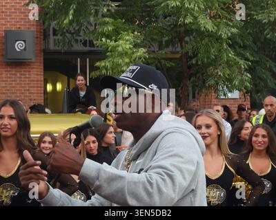 Coach Prime s'entretient avec les fans de l'Université du Colorado lors d'un rassemblement sur Pearl Street Mall. Image disponible pour licence Copyright Ron Rovtar Banque D'Images