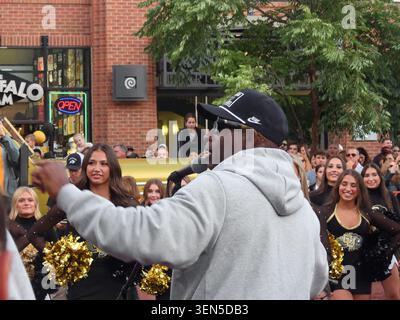 L'entraîneur Deion Sanders fait des gestes alors qu'il parle aux supporters de l'Université du Colorado lors d'un rassemblement de football au Pearl Street Mall à Boulder, DANS LE COLORADO. Banque D'Images