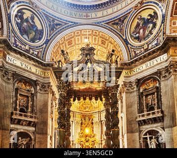 Vue intérieure de la basilique Pierre (IVe siècle), avec le dôme massif dessiné par Michel-Ange et le baldaquin en bronze du Bernin sur la partie principale Banque D'Images