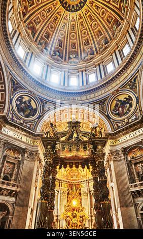 Vue intérieure de la basilique Pierre (IVe siècle), avec le dôme massif dessiné par Michel-Ange et le baldaquin en bronze du Bernin sur la partie principale Banque D'Images