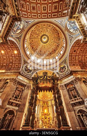 Vue intérieure de la basilique Pierre (IVe siècle), avec le dôme massif dessiné par Michel-Ange et le baldaquin en bronze du Bernin sur la partie principale Banque D'Images