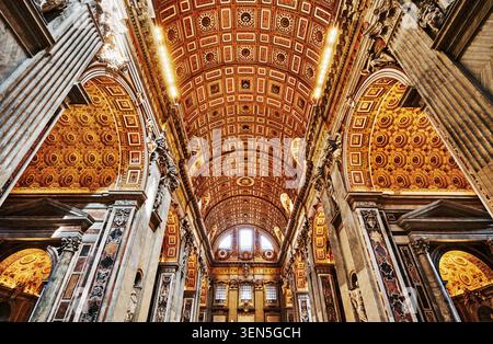 Vue intérieure de la basilique Pierre (IVe siècle), avec son immense dôme conçu par Michel-Ange et le baldaquin en bronze du Bernin, cité du Vatican Banque D'Images