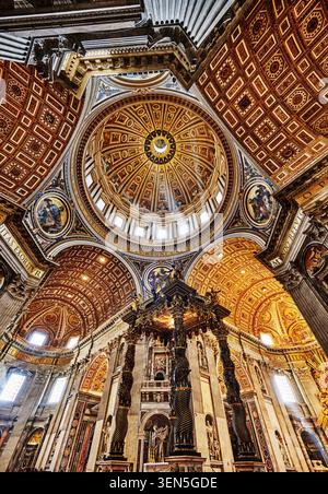 Vue intérieure de la basilique Pierre (IVe siècle), avec le dôme massif dessiné par Michel-Ange et le baldaquin en bronze du Bernin sur la partie principale Banque D'Images