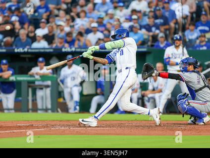 Kansas City, Missouri, États-Unis. 9 juin 2026. Maikel Garcia (11 ans), troisième joueur des Kansas City Royals, frappe un triple en 6e manche contre les Texas Rangers au Kauffman Stadium à Kansas City, Missouri. Roman Puno/CSM/Alamy Live News Banque D'Images
