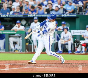 Kansas City, Missouri, États-Unis. 9 juin 2026. Michael Massey (19 ans), l'infidieur des Kansas City Royals, à la batte contre les Texas Rangers au Kauffman Stadium à Kansas City, Missouri. Roman Puno/CSM/Alamy Live News Banque D'Images