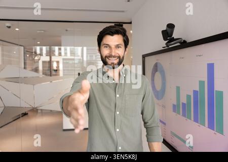 Portrait d'homme d'affaires souriant étendant son bras pour poignée de main Banque D'Images