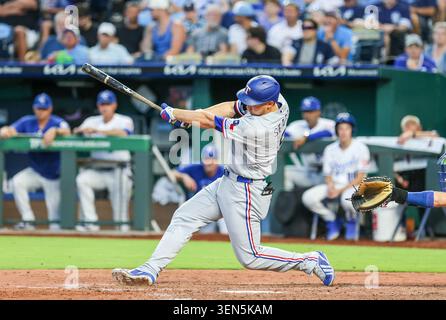 Kansas City, Missouri, États-Unis. 9 juin 2026. Corey Seager (5), court arrêt des Texas Rangers, à la batte contre les Kansas City Royals au Kauffman Stadium à Kansas City, Missouri. Roman Puno/CSM/Alamy Live News Banque D'Images