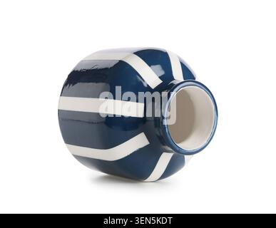 Vase rayé bleu et blanc en céramique couché sur le côté, décoration intérieure moderne et élément de design d'intérieur, poterie décorative vide Banque D'Images