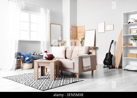 Intérieur moderne du salon avec canapé confortable, table basse et décor sportif pour un environnement de maison détendu Banque D'Images
