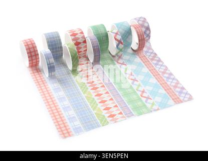 Rouleaux colorés de ruban washi à motifs à carreaux pour l'artisanat et les projets décoratifs, isolés sur fond blanc, les rubans adhésifs comportent diverses pâtes Banque D'Images
