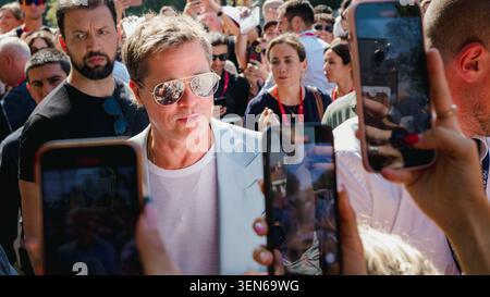 1er septembre 2024, Venise, Italie. Brad Pitt accueille les fans à l'extérieur de la conférence de presse lors du 81e Festival international du film de Venise. Banque D'Images