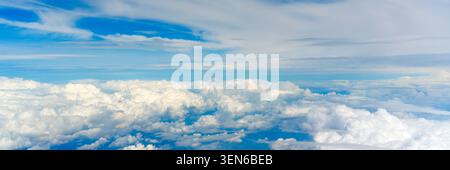 Ciel cloudscaspe vue panoramique des nuages pittoresques et du ciel d'une hauteur dans la journée au-dessus de l'horizon. Banque D'Images