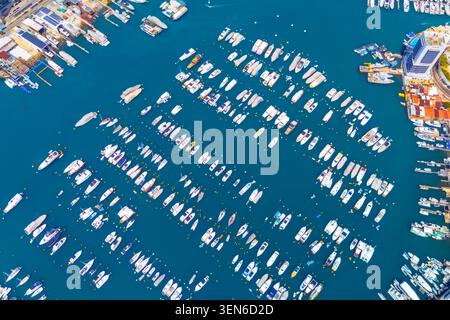 Vue aérienne de dessus des bateaux yachts dans la marina depuis le parking amarré au quai. Banque D'Images
