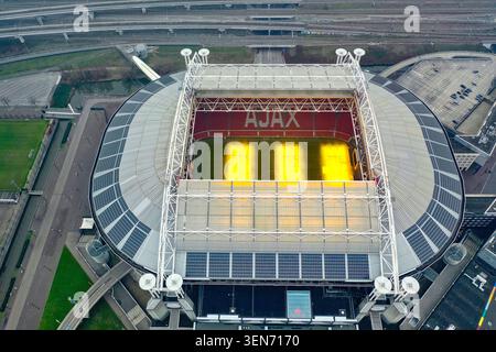 Véritable vue aérienne de haut en bas du Johan Cruyff Arena de forme ovale, du stade AFC Ajax et du quartier des divertissements Arena Boulevard, Amsterdam, pays-Bas Banque D'Images