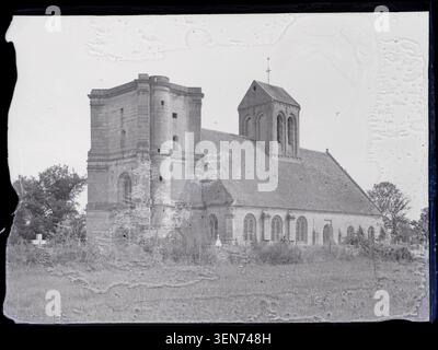 L'église Saint-Quentin de Nucourt apparaît dans cette photographie de Marcel Maillard de 1936, qui documente l'architecture historique de l'église et le patrimoine religieux de Nucourt, Val-d'Oise, France, à travers la documentation architecturale. Banque D'Images