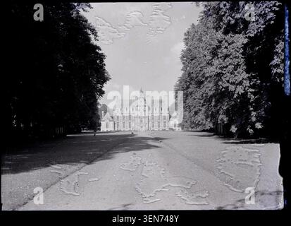 Le Château de Beaumesnil se trouve dans le département de l'Eure en France en 1936. Cette gravure sur gélatine argentée de Maillard enregistre le château nommé dans la source et documente un château notable et sa présence architecturale dans la région normande. Banque D'Images