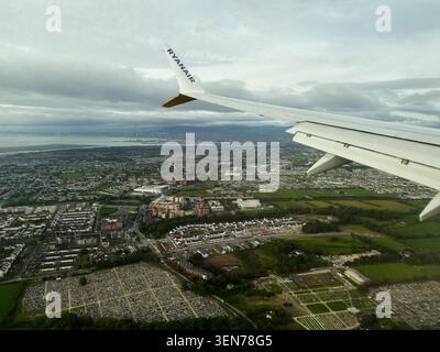 Dublin, Irlande - 20 mai 2026 : prise de vue aérienne depuis un avion de Ryanair au-dessus de Dublin, Irlande montrant les banlieues, la côte, les champs et le ciel couvert. Banque D'Images