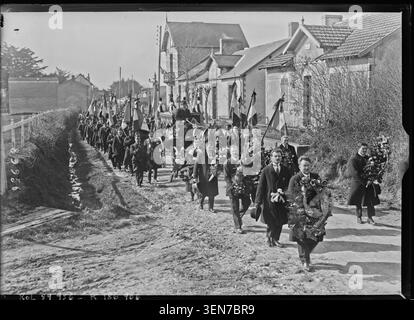 Les funérailles du lieutenant Jean du Plessis de Grenédan ont lieu à la Bernerie-en-Retz le 15 février 1924. Cette photographie de presse documente les cérémonies funéraires et les célébrations publiques liées à l'officier décédé. Banque D'Images