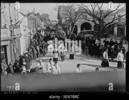 Les funérailles du lieutenant Jean du Plessis de Grenédan ont lieu à la Bernerie-en-Retz le 15 février 1924. La photographie de presse enregistre des événements liés à l'enterrement et à la commémoration de l'officier. Banque D'Images