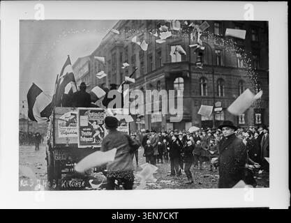 Un camion de propagande se tient sur Alexanderplatz lors des élections à Berlin en 1924. La photographie de presse enregistre l'activité électorale dans la capitale allemande et documente la campagne politique sur une place publique. Banque D'Images