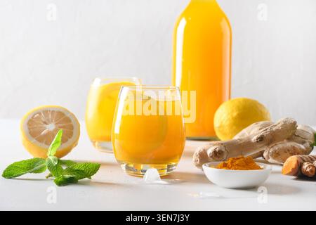 Jamu boisson indonésienne à base de plantes avec des ingrédients naturels curcuma, gingembre sur fond blanc. Banque D'Images