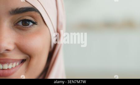 Gros plan positive souriante indienne musulmane portant le hijab montrant des dents saines à la maison heureux satisfait moitié visage joyeuse arabe femme islamique fille Banque D'Images