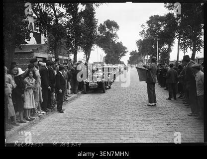 Le rallye part d'Orly le 4 septembre 1931, de Paris à Juan-les-Pins et Antibes. La photo de presse documente les concurrents et les véhicules au départ du rallye 6 CV. Banque D'Images