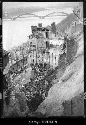 Deux bâtiments effondrés à Caluire-et-cuire près de Lyon sont vus du sommet d'une colline le 9 mai 1932. La photographie de presse offre une perspective élevée sur la catastrophe de la construction et la zone touchée dans le département de Rhône. Banque D'Images