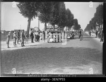 Le rallye part d'Orly le 4 septembre 1933, avec des voitures Rosengart et Ford. La photo de presse montre les participants et les véhicules au départ du rallye Paris-Juan-les-Pins. Banque D'Images