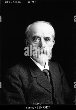 Louis Lépine apparaît comme préfet de police dans une photographie de presse de 1912 produite par l'Agence Meurisse. Le portrait enregistre le fonctionnaire de police français et reflète la couverture médiatique contemporaine des personnalités de l'administration publique. Banque D'Images