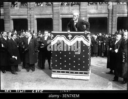 Louis Lépine prononce un discours lors des funérailles de l’officier Garnier dans une photographie de presse de 1912 produite par l’Agence Meurisse. L'image enregistre une cérémonie funéraire et la participation du préfet de police à l'événement. Banque D'Images