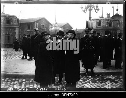L'Agence de presse Meurisse a photographié les dispositions des services de sécurité lors de la grève des taxis à Paris en 1912. La photographie de presse comprend Laurent, Toncey et Louis Lépine dans une scène liée aux troubles syndicaux et à l'ordre public. Banque D'Images
