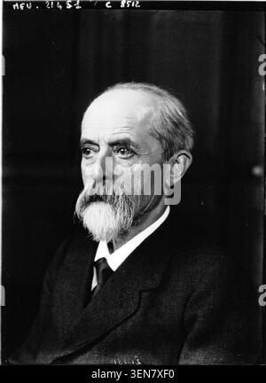 Louis Lépine apparaît dans une photographie de presse émise par l’Agence Meurisse en 1912. Le portrait monochrome enregistre le préfet de police français comme fonctionnaire de la IIIe République et présente une ressemblance formelle utilisée pour la couverture de presse et la documentation contemporaine. Banque D'Images