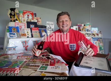 Stephen Holt, 55 ans, avec sa collection de souvenirs de la Coupe du monde 1966 lors d’un événement de la semaine portes ouvertes des maisons de soins à Halden Heights à Ashford, Kent. Le directeur à la retraite, M. Holt, a été fasciné par le seul triomphe de l'Angleterre en Coupe du monde depuis son enfance et a commencé à amasser une bière souvenir vieille de 60 ans pour célébrer si l'Angleterre gagne le tournoi cette année. Date de la photo : mercredi 10 juin 2026. Banque D'Images