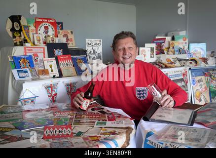 Stephen Holt, 55 ans, avec sa collection de souvenirs de la Coupe du monde 1966 lors d’un événement de la semaine portes ouvertes des maisons de soins à Halden Heights à Ashford, Kent. Le directeur à la retraite, M. Holt, a été fasciné par le seul triomphe de l'Angleterre en Coupe du monde depuis son enfance et a commencé à amasser une bière souvenir vieille de 60 ans pour célébrer si l'Angleterre gagne le tournoi cette année. Date de la photo : mercredi 10 juin 2026. Banque D'Images