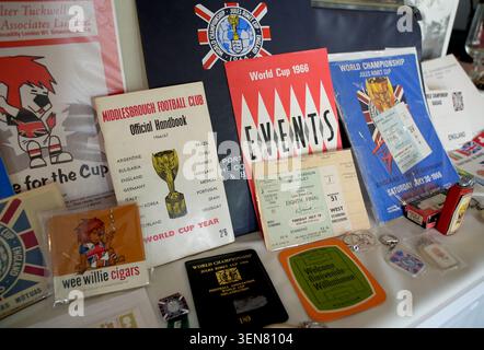 Une vue des souvenirs de la Coupe du monde de 1966 recueillis par Stephen Holt, 55 ans, lors d'un événement Care Home Open week au centre de soins Halden Heights à Ashford, Kent. Le directeur à la retraite, M. Holt, a été fasciné par le seul triomphe de l'Angleterre en Coupe du monde depuis son enfance et a commencé à amasser une bière souvenir vieille de 60 ans pour célébrer si l'Angleterre gagne le tournoi cette année. Date de la photo : mercredi 10 juin 2026. Banque D'Images