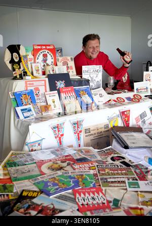 Stephen Holt, 55 ans, avec sa collection de souvenirs de la Coupe du monde 1966 lors d’un événement de la semaine portes ouvertes des maisons de soins à Halden Heights à Ashford, Kent. Le directeur à la retraite, M. Holt, a été fasciné par le seul triomphe de l'Angleterre en Coupe du monde depuis son enfance et a commencé à amasser une bière souvenir vieille de 60 ans pour célébrer si l'Angleterre gagne le tournoi cette année. Date de la photo : mercredi 10 juin 2026. Banque D'Images