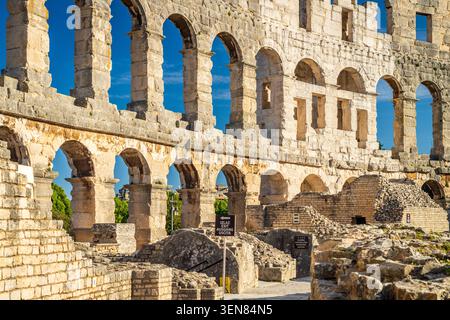 Pula, arène historique de Croatie dans la journée. Banque D'Images