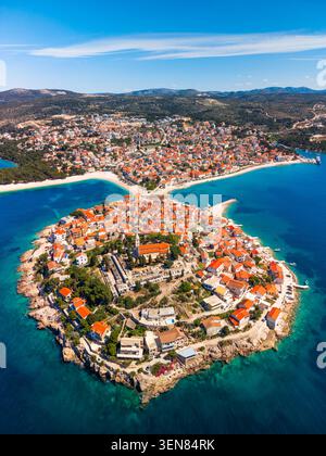 Primosten, ville de Croatie sur la belle côte Adriatique. Banque D'Images