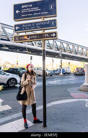 Femme voyageant en solo explorant les signes de la ville de paris Banque D'Images