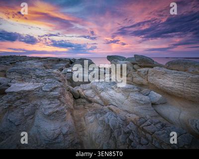 Coucher de soleil sur la côte accidentée de Bretagne en France près de Tregastel sur la Côte d'Armor Banque D'Images