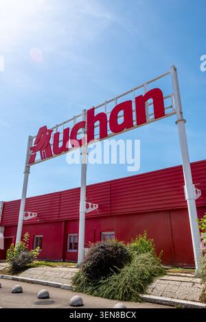 Enseigne et logo à l'extérieur d'un hypermarché Auchan en France. Auchan est un groupe multinational français de distribution qui possède de nombreux supermarchés et hypermarchés Banque D'Images