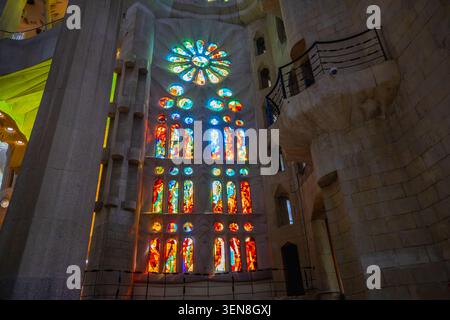 BARCELONE, ESPAGNE - 19 MARS 2025 : une vue des vitraux colorés à l'intérieur de la basilique de la Sagrada Familia, mettant en valeur l'architecte complexe Banque D'Images