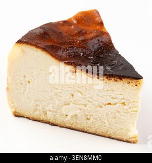 Tranche de cheesecake basque brûlée isolée Banque D'Images