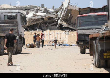 Les Palestiniens endurent la vie quotidienne au milieu des destructions dans la ville de Gaza les Palestiniens sont assis parmi les décombres des bâtiments détruits dans le quartier de tel al-Hawa de la ville de Gaza le 10 juin 2026, après que la zone a été endommagée pendant la guerre. Les résidents continuent de s'adapter à des conditions de vie difficiles au milieu de la destruction généralisée qui a affecté les quartiers résidentiels dans toute la région. Photo Bilal Osama apaimages ville de Gaza bande de Gaza territoire palestinien 100626 Gaza BO 013 Copyright : xapaimagesxBilalxOsamaxxapaimagesx Banque D'Images