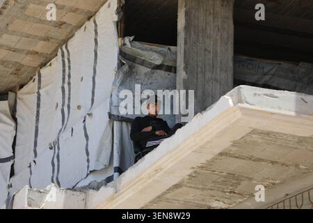 Les Palestiniens endurent la vie quotidienne au milieu des destructions dans la ville de Gaza les Palestiniens sont assis parmi les décombres des bâtiments détruits dans le quartier de tel al-Hawa de la ville de Gaza le 10 juin 2026, après que la zone a été endommagée pendant la guerre. Les résidents continuent de s'adapter à des conditions de vie difficiles au milieu de la destruction généralisée qui a affecté les quartiers résidentiels dans toute la région. Photo Bilal Osama apaimages ville de Gaza bande de Gaza territoire palestinien 100626 Gaza BO 016 Copyright : xapaimagesxBilalxOsamaxxapaimagesx Banque D'Images