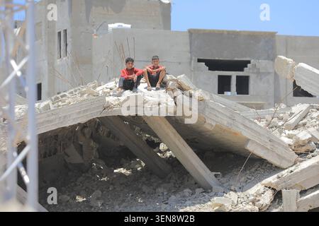 Les Palestiniens endurent la vie quotidienne au milieu des destructions dans la ville de Gaza les Palestiniens sont assis parmi les décombres des bâtiments détruits dans le quartier de tel al-Hawa de la ville de Gaza le 10 juin 2026, après que la zone a été endommagée pendant la guerre. Les résidents continuent de s'adapter à des conditions de vie difficiles au milieu de la destruction généralisée qui a affecté les quartiers résidentiels dans toute la région. Photo Bilal Osama apaimages ville de Gaza bande de Gaza territoire palestinien 100626 Gaza BO 014 Copyright : xapaimagesxBilalxOsamaxxapaimagesx Banque D'Images